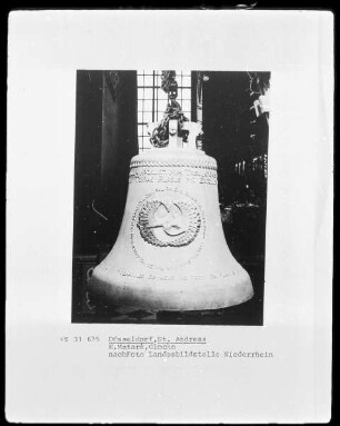 Glocke mit aufgelegtem Relief