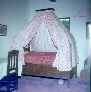 Freilichtmuseum Kommern. Wohnhaus (16. Jh.). Schlafkammer mit Himmelbett