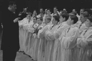 Aufnahmen eines Chorauftritts der "Petits Chanteurs á la Croix de Bois" und Leitung von Abbé Fernand Maillet in Berlin