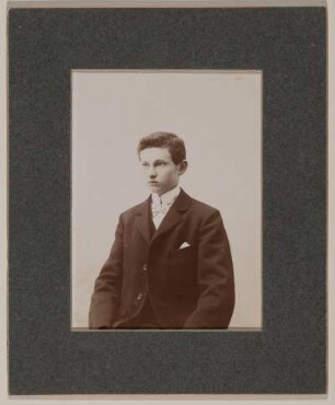Ernst Otto Gerhardt als Jugendlicher im Anzug (vielleicht zur Konfirmation)