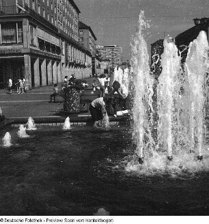 Stadtzentrum mit Passanten und Besuchern
