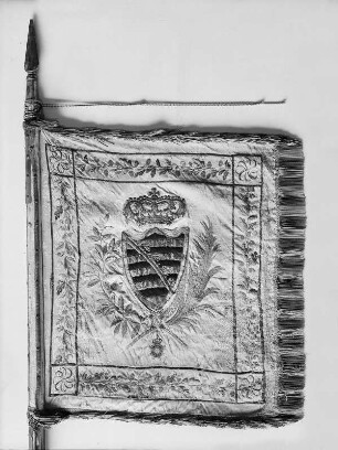 Standarte des 2. Kgl. Sächs. Husaren-Regiments : Standarte des 2. Königlich Sächsischen Husaren-Regiments, geführt von 1822-1849. Wappenseite