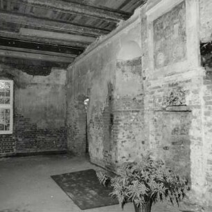 Peitz. Gutshaus "Luisenruh", Lindenstraße 2 : Peitz (Kreis Spree-Neiße). Gutshaus "Luisenruh", Lindenstraße 2. Innenansicht. Errdgeschoss, Saal (vor der Rekonstruktion)