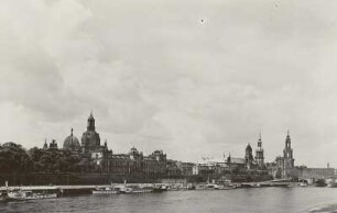 Dresden, Blick von der Carolabrücke über das Terrassenufer mit Dampferanlegestelle auf die Altstadt