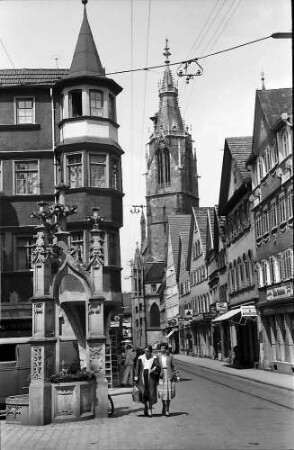 Reutlingen: Straße mit Brunnen und Turm der Marienkirche