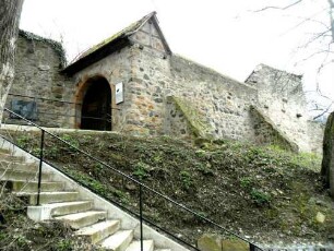 (ehemalige Jakobuskirche)-Ansicht im Westsüdwesten-ehemalige Toranlage (Kammertor) mit Kirchhofmauer (Wehrgang mit Steinbrüstung im 18 Jh abgetragen)