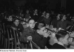 Kindertisch der Weihnachtsfeier des VEB Kartographie