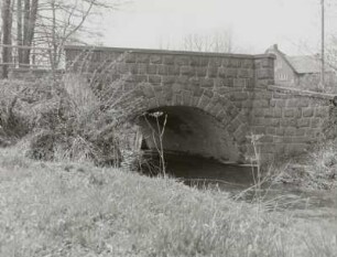 Straßenbrücke : Straßenbrücke über die Kleine Striegis