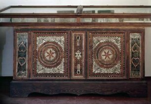 Truhe mit Ornamentmotiven
