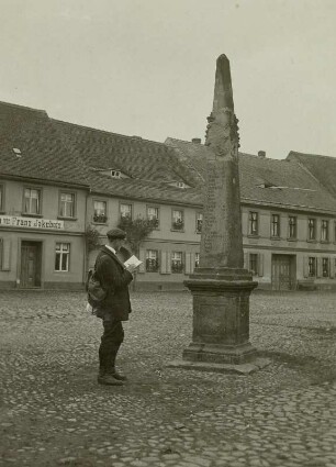 Wittichenau, kursächsische Postmeilensäule auf dem Marktplatz