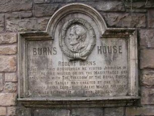 Gedenktafel für den schottischen Dichter Burns an einem Haus in Jedburgh