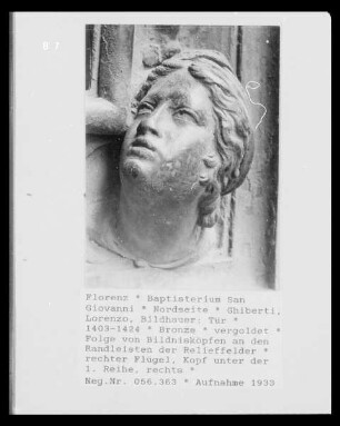 Tür — Folge von Bildnisköpfen an den Randleisten der Relieffelder — rechter Flügel, Kopf unter der 1. Reihe, rechts