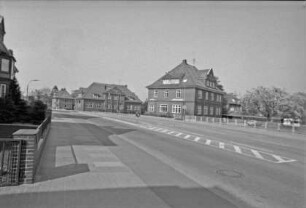 Grabauer Straße 15 [heute Olivet-Allee 15] Bildmitte rechts: Bildmitte links Grabauer Straße 18 [heute Olivet-Allee 18]: von vorne nach hinten Lorentzenstraße: hinten Kreuzung mit Grabauer Straße