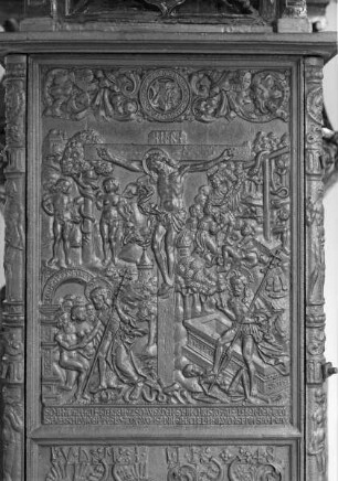 Stirnplatte — Christus am Kreuz