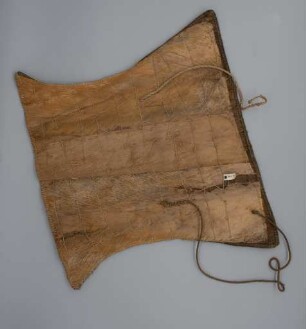 Schurz aus Pflanzenfasern