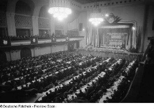 Publikum und Podium des Kongreßes des Jungen Brigadiers