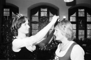 Freiburg: Kaufhaussaal; Krönungsakt; Weinkönigin [Rosemarie Blankenhorn/Rosemarie Blankenhorn-Röbbelen] und Prinzessinnen; stehend