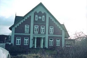 Eichede: Kirchenstraße: Bauernhaus: Giebelseite Wohntrakt: mit Gesims und Lisenen: zurückgesetzter Eingangsbereich mit Säulen und Tür