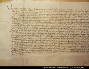 Verlöbnis des Grafen Edzard I. von Ostfriesland mit der Gräfin Elisabeth von Rietberg Zweite Ausfertigung, ohne Datierung) = OUB II, Nr. 1554, S. 552 (mit Datierung) Anhängende Siegel 1 beschädigt erhalten, 2 und 3 verloren