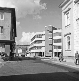 Kreissparkasse Stormarn: Hagenstraße: Zentrale: in Bau: Innenausbau und Herrichtung des Vorplatzes: vorne rechts Einmündung Weg zum Bürgerpark, Historisches Rathaus, Fußgänger: links Einmündung Markt, Eckhaus Altbau Kreissparkasse: Straßenschilder, Verkehrsschilder, Straßenlampen: hinten Auto