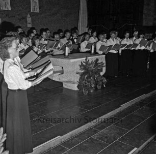 Chorkonzert zum Advent: Veranstalter Städtischer Musikkreis: Oldesloer Singakademie von 1946 bei Darbietung: um Altar, 11. Dezember 1988