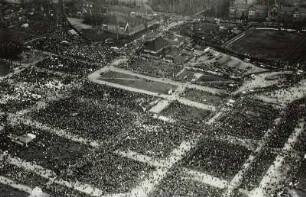 Dresden-Johannstadt. Abendkundgebung am 1. Mai 1933 auf der Vogelwiese. Luftbild-Schrägaufnahme von Südwest