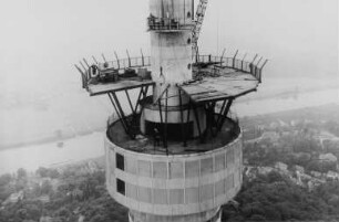 Turmkopf des Fernsehturms während der Erbauung