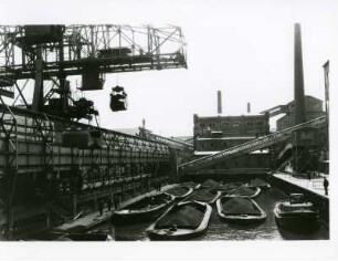 Hamburg. Gaswerk Barmbek. Mit Kohle beladene Leichter werden entladen