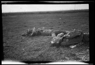 Nicht identifizierbare Gegend in Nordfrankreich oder Belgien: 2 gefallene Soldaten auf dem Feld (Seitansicht, Nahaufnahme) ("Gefallene")
