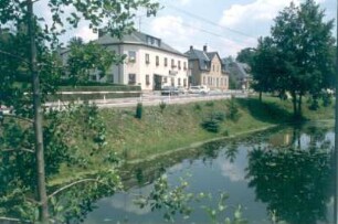 Mühlental-Tirschendorf. Ortsteilansicht mit Feuerlöschteich und Gaststätte "Neunmühlental"