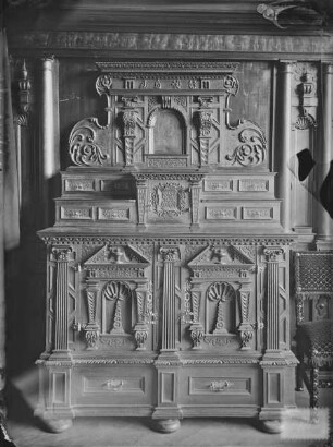 Geschnitzter Schrank