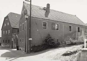 Brabschütz-Merbitz, Merbitzer Ring 2. Bauernhof (2. H. 19. Jh.). Wohnstallhaus und Seitengebäude (bez. 1855)