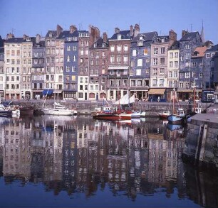 Frankreich. Honfleur. Ortsteilansicht. Blick über den Hafen