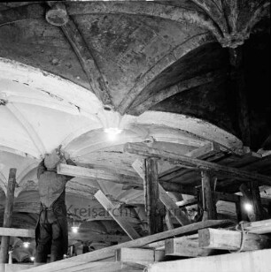 Schlosskirche: Renovierung: Innenaufnahme: Erneuern der Gewölbedecke: Arbeiter auf Gerüst