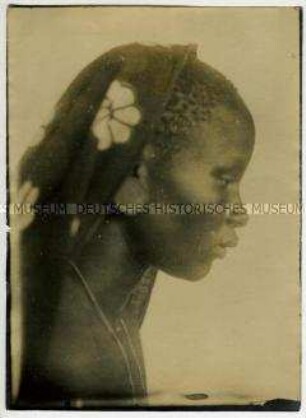 Kopfstudie einer jungen Massai im Seitenprofil