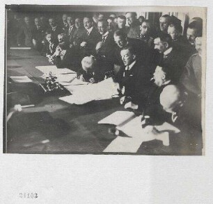 Die Unterzeichnung des Friedens mit Rumänien durch den österr.-ung. Minister desd Äußeren Baron Burian