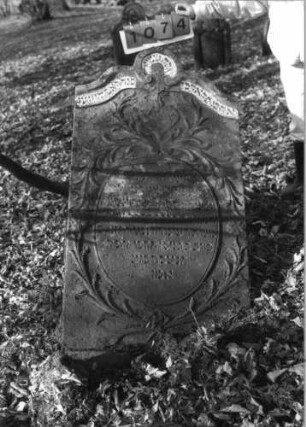 Grabstein 1074 (Index: 99753327) Material: Sandstein Zustand: leicht verwitt/Stele nach hinten gekippt Maße HxBxT: 142x78x13 cm Beschreibung: Stele, geschwungen eingezog. Rundbogenabschl. , ovales Schriftfeld Symbolik: Ranken, Herz: Grabstein 1074
