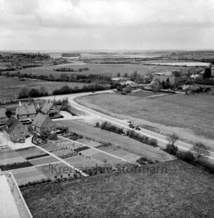 Vogelperspektive: Blick nach Norden vom Getreidesilo der Mühle W. F. Stoltenberg am Bahnhof: Einmündung der Kreisstraße von Eichede in die Landesstraße zwischen Bad Oldesloe und Barkhorst: im Vordergrund links Neubausiedlung