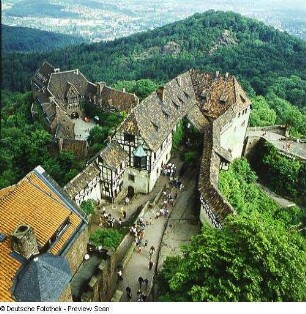 Eisenach, Wartburg. Blick vom Bergfried über den vorderen Burghof zum Metilstein