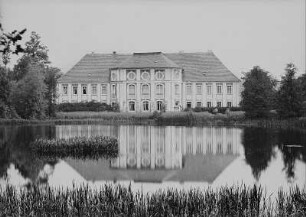 Schloss Königswartha, Gartenseite, Ansicht über den Teich