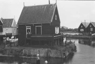 Marken Haus : Dorflandschaft mit Holzhäusern und Bewohnern