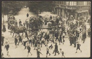 Ansichtskarte Pferdewagen und Menschenmenge, Ecke Gneisenau- und Nostitzstraße
