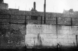 Die Grenzmauer am Ostufer der Schillingbrücke