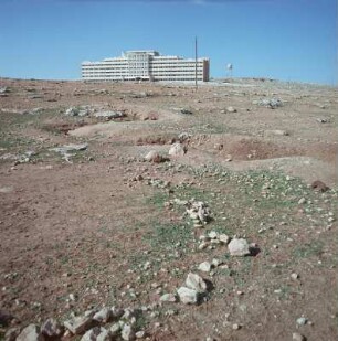 Moderner Wohnblock in einer kargen Landschaft
