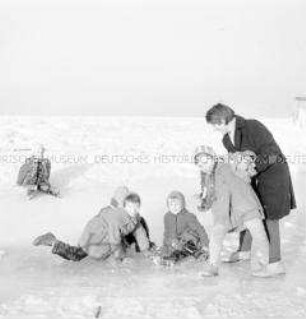 Winterurlauber auf der zugefrorenen Ostseeküste