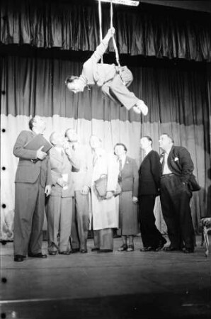 Kabarett der Komiker: "Gib ihm"; Rudolf Platte hängt am Trapez; drumherum: Fink, Bendow, Schwerholdt, Nuemann, Ney, Giesen, Rtischer