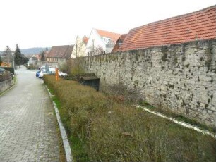 Stadtbefestigung-Ansicht im Osten mit Stadtmauer südlich des Rathausgassenturms über Feldseite im Verlauf nach Süden-Wehrgang im 18 Jh abgetragen und Stadtgraben aufgefüllt