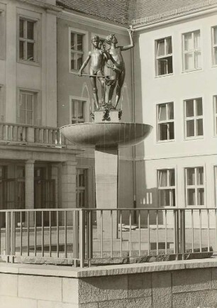 Dresden-Südvorstadt, Bernhardstraße 18. Brunnenplastik (1956, W. Reinhold) vor dem Haupteingang der 3. Mittelschule