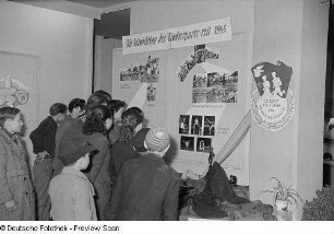 Kinder betrachten eine Informationstafel in der Ausstellung "Für eine glückliche Zukunft unserer Kinder"