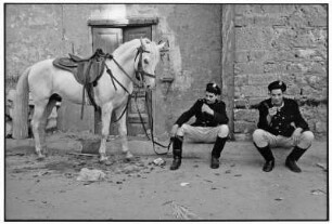 Kairo. Zwei Männer in Uniform mit einem Pferd
